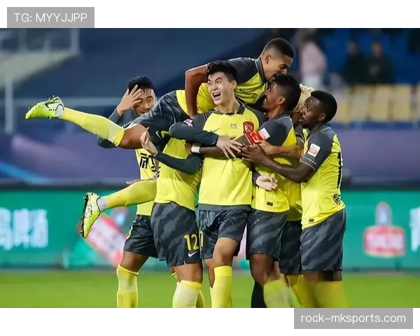 巅峰对决：本轮足球赛焦点瞬间与明星球员精彩表现