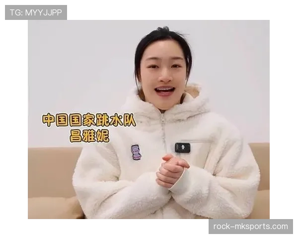 昌雅妮训练完顺手啃个鸡腿，这自律和放纵的切换也太真实了